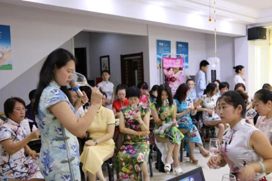 中康联合减肥医学研究院康奇益功能性服装研究中心“旗袍&红酒”答谢会