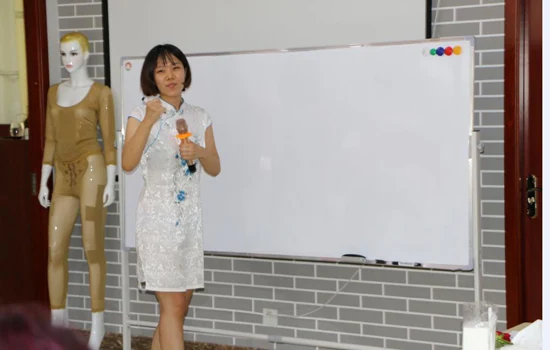 中康联合减肥医学研究院康奇益功能性服装研究中心“旗袍&红酒”答谢会