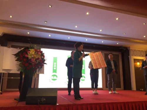 中康联合减肥医学研究院倩秀养生减肥研究中心“互联网+实体企业转型峰会——首届闪线之星减肥大赛颁奖典礼”