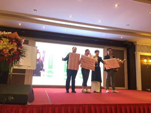 中康联合减肥医学研究院倩秀养生减肥研究中心“互联网+实体企业转型峰会——首届闪线之星减肥大赛颁奖典礼”